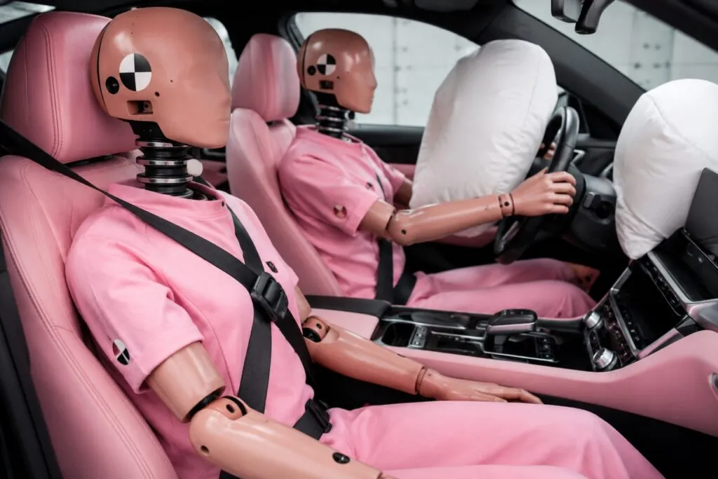 Mujeres tienen mayor riesgo de lesiones en accidentes de coche según estudio realizado en Austria