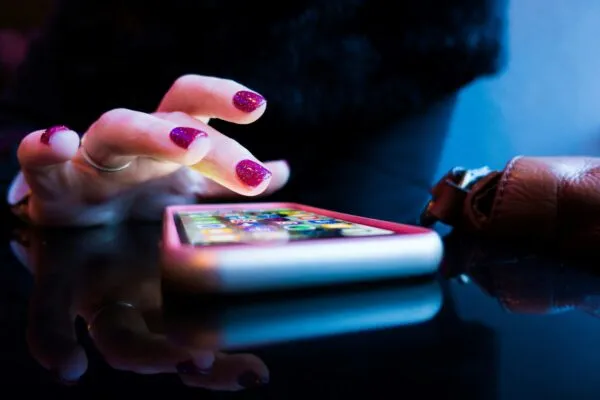Usuario ajustando opciones para ahorrar datos móviles y reducir el consumo del celular.