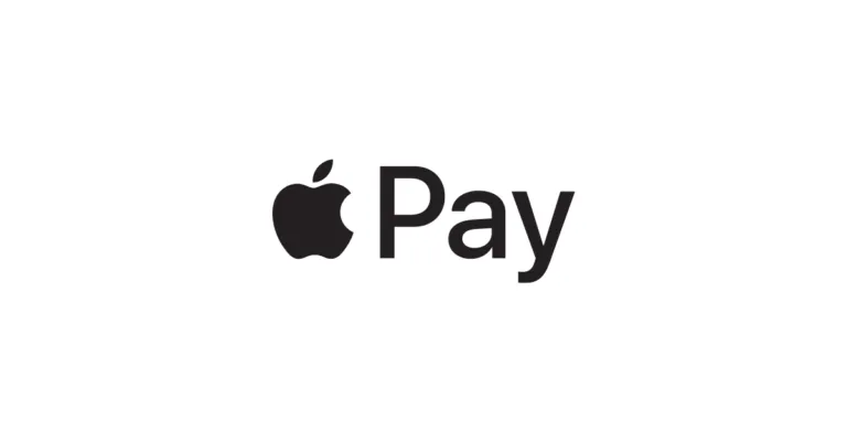 Persona realizando un pago con Apple Pay utilizando un iPhone en una terminal sin contacto.