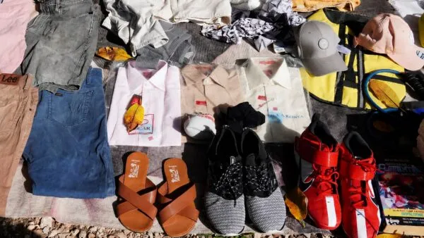 Apps para conseguir ropa gratis en Estados Unidos con prendas obtenidas mediante comunidades y plataformas móviles.
