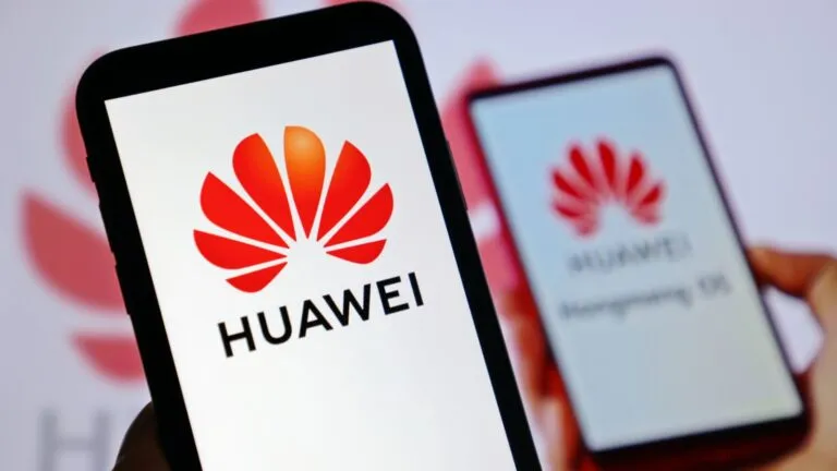 Consumidores comparan smartphones de marcas asiáticas y iPhone en una tienda tecnológica moderna