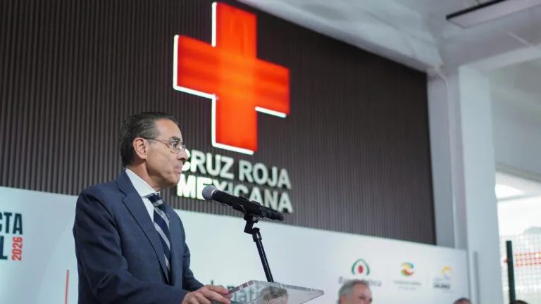 Banco Azteca aporta millones para mantener servicios gratuitos de Cruz Roja
