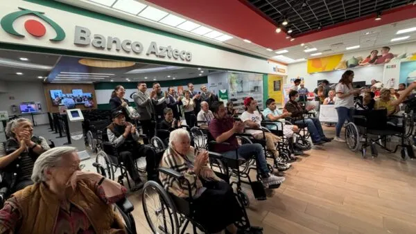 Banco Azteca entrega sillas de ruedas para apoyar la movilidad e inclusión de familias en la Ciudad de México