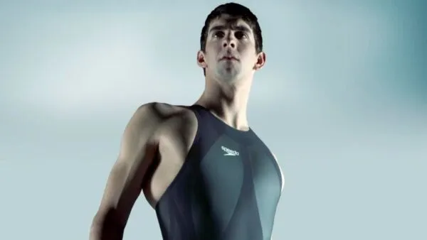 Nadador de élite utilizando un traje tecnológico inspirado en el LZR Racer durante una competencia olímpica