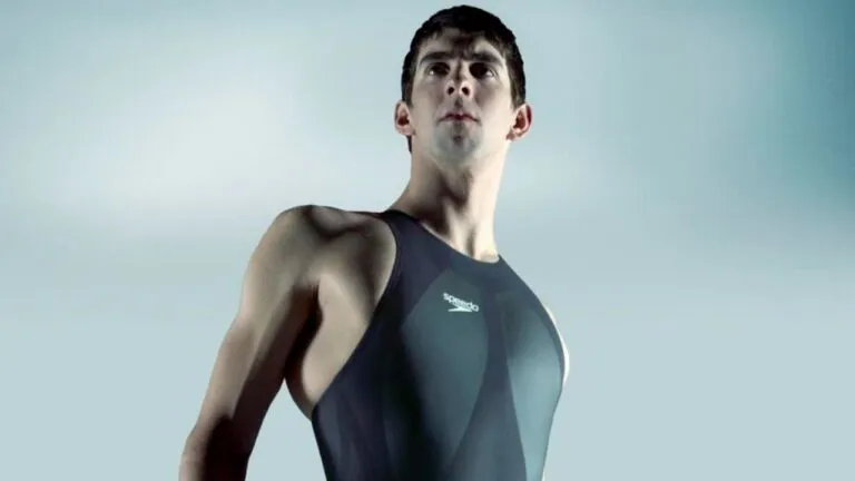 Nadador de élite utilizando un traje tecnológico inspirado en el LZR Racer durante una competencia olímpica