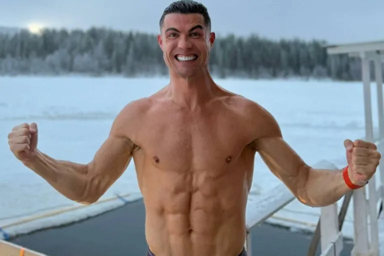 Cristiano Ronaldo entrenando con sensores biométricos y tecnología avanzada de alto rendimiento deportivo