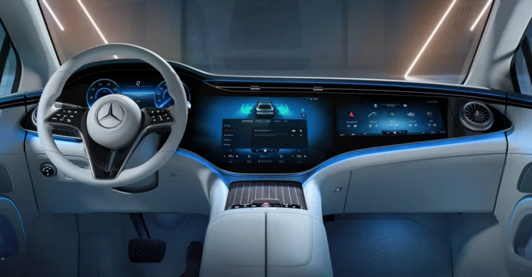 Interior de un automóvil de lujo con altavoces premium y tecnología avanzada de sonido envolvente.