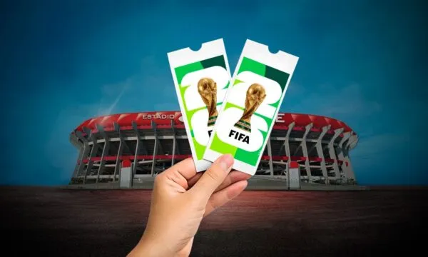 Aficionado mostrando boletos del Mundial en una aplicación móvil con tecnología digital avanzada