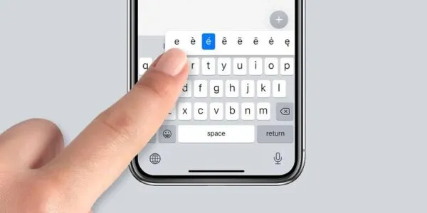 iPhone mostrando un teclado inteligente con sugerencias avanzadas impulsadas por inteligencia artificial