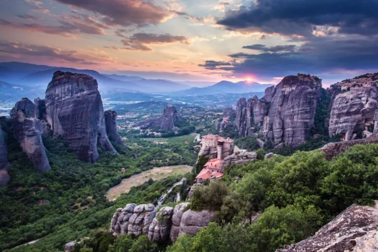 Monasterio de Meteora en Grecia con vistas panorámicas y paisajes considerados entre los más impresionantes del mundo