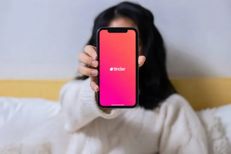 Estafa de sextorsión en Tinder y medidas de seguridad ante chantajes digitales en aplicaciones de citas