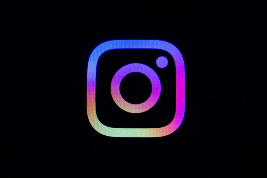 Usuario revisando una Instagram comprometida mientras aplica medidas de seguridad digital y autenticación en dos pasos