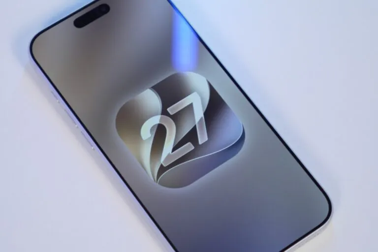 iPhone mostrando la nueva interfaz de iOS 27 con funciones avanzadas de inteligencia artificial y Siri AI