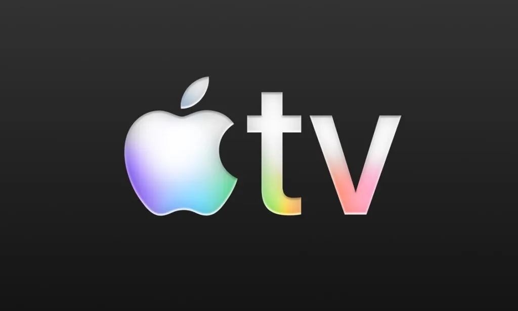 Sala moderna con Apple TV reproduciendo contenido premium de streaming en una pantalla de alta definición