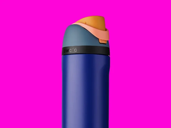 Termos Stanley, Owala y Yeti mostrando tecnología de aislamiento térmico con bebidas frías y calientes