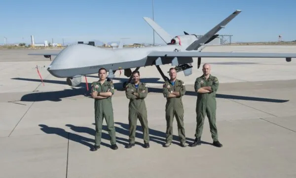 Centro de inteligencia militar utilizando inteligencia artificial, drones y análisis de datos avanzados