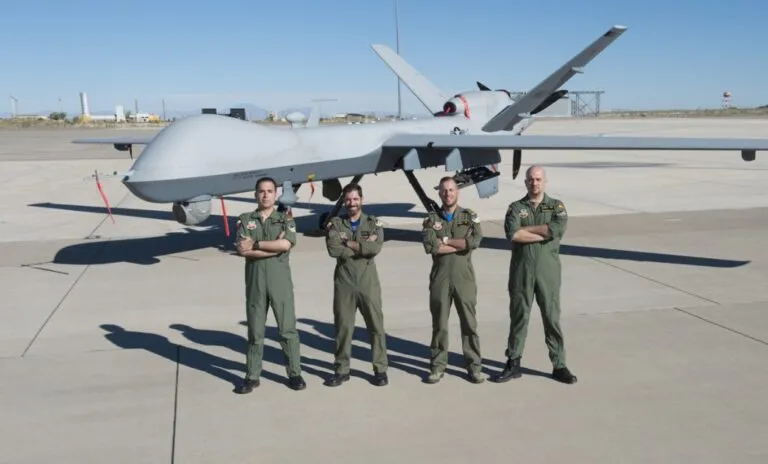 Centro de inteligencia militar utilizando inteligencia artificial, drones y análisis de datos avanzados
