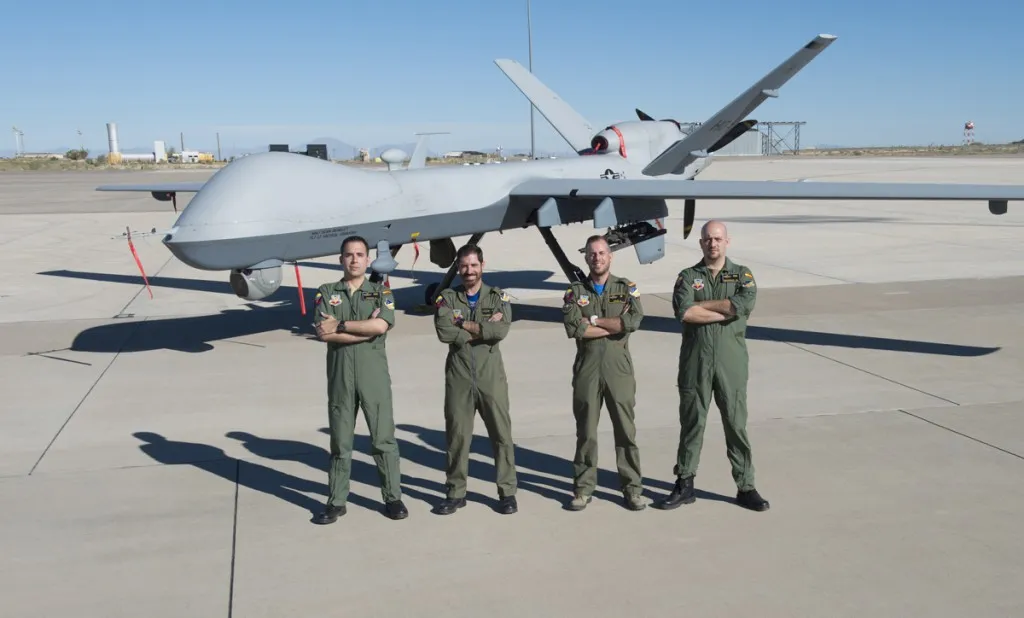 Centro de inteligencia militar utilizando inteligencia artificial, drones y análisis de datos avanzados