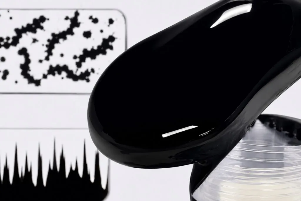 Pintura negra que absorbe 99,9 % de la luz visible en un automóvil de lujo