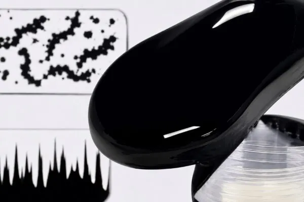 Pintura negra que absorbe 99,9 % de la luz visible en un automóvil de lujo