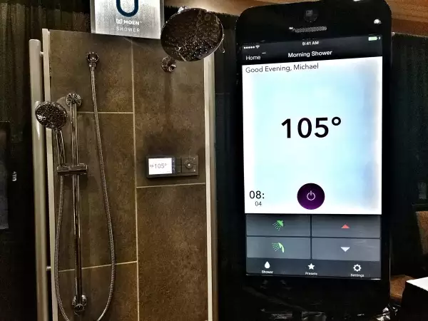 Regadera inteligente con sensores digitales y control de temperatura en un baño moderno y tecnológico