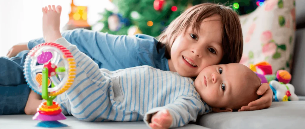 Representación médica de una familia junto a tecnología genética y reproducción asistida utilizada para ayudar a un hermano enfermo.