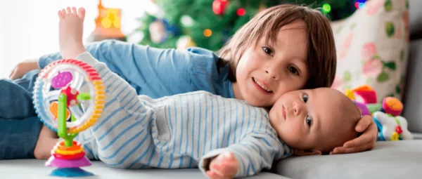Representación médica de una familia junto a tecnología genética y reproducción asistida utilizada para ayudar a un hermano enfermo.