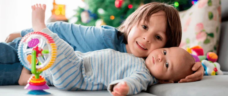 Representación médica de una familia junto a tecnología genética y reproducción asistida utilizada para ayudar a un hermano enfermo.
