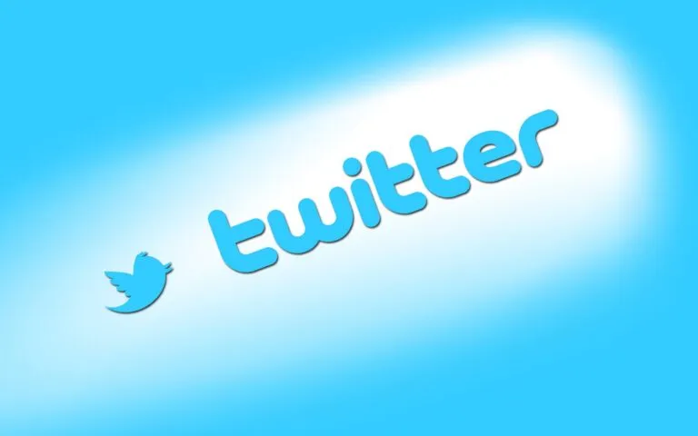Teléfono inteligente mostrando la transición entre los logotipos de Twitter y X en una red social.