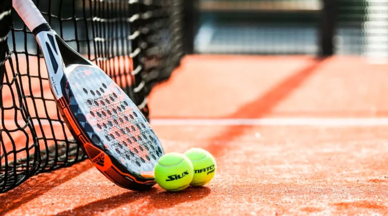 Jugador de pádel utilizando una pala de última generación en una cancha moderna con tecnología avanzada