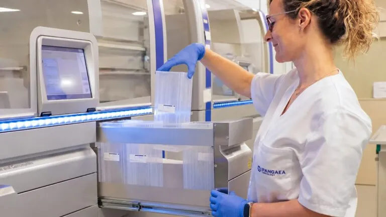 Investigadora analizando datos con inteligencia artificial en oncología para desarrollar medicina personalizada en España.