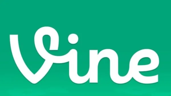Smartphone mostrando videos cortos inspirados en Vine y la evolución del contenido viral en redes sociales.