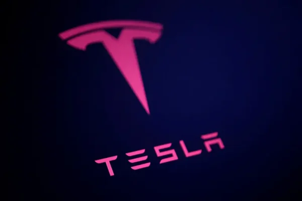 Carreola futurista inspirada en el diseño de Tesla con acabados premium y estética minimalista