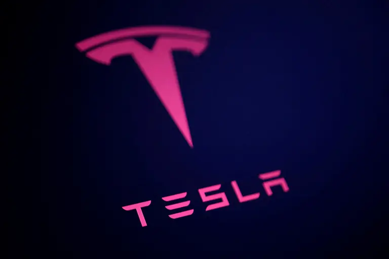 Carreola futurista inspirada en el diseño de Tesla con acabados premium y estética minimalista