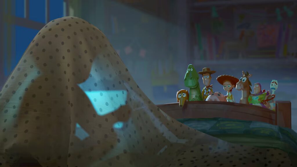Juguetes inspirados en Toy Story observan cómo un niño presta atención a una tablet en lugar de jugar con ellos
