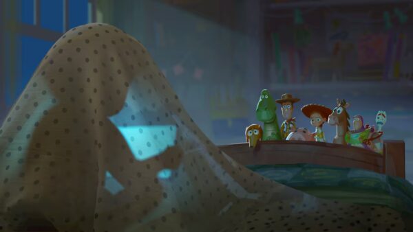 Juguetes inspirados en Toy Story observan cómo un niño presta atención a una tablet en lugar de jugar con ellos