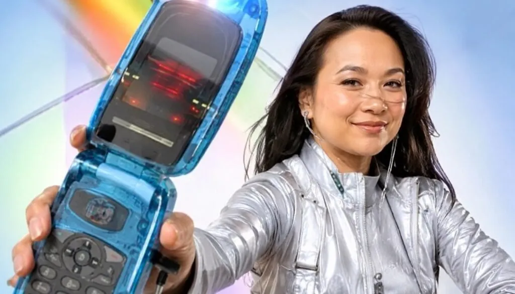 Smartphone retro de Commodore que bloquea TikTok, Instagram y navegadores con diseño plegable y enfoque digital
