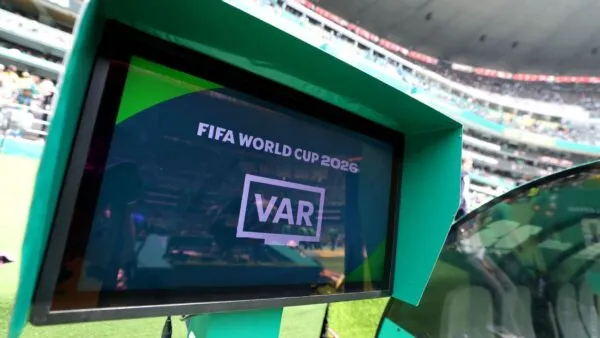VAR en el Mundial usa cámaras, sensores y datos del balón para revisar jugadas clave en el futbol.