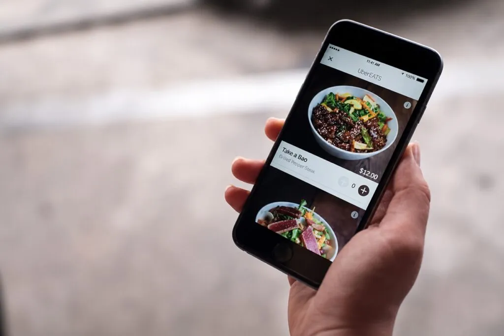 Repartidores ganan más con cambios en aplicaciones de comida