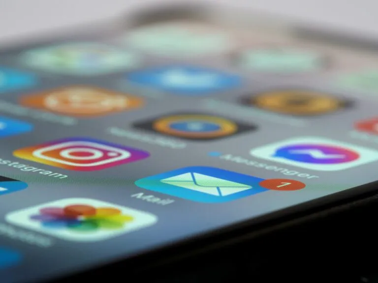 Redes sociales para menores con nuevas restricciones digitales y verificación de edad en distintos países.