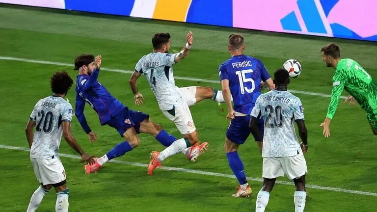 Balón inteligente del Mundial 2026 con tecnología Connected Ball durante un partido de fútbol oficial