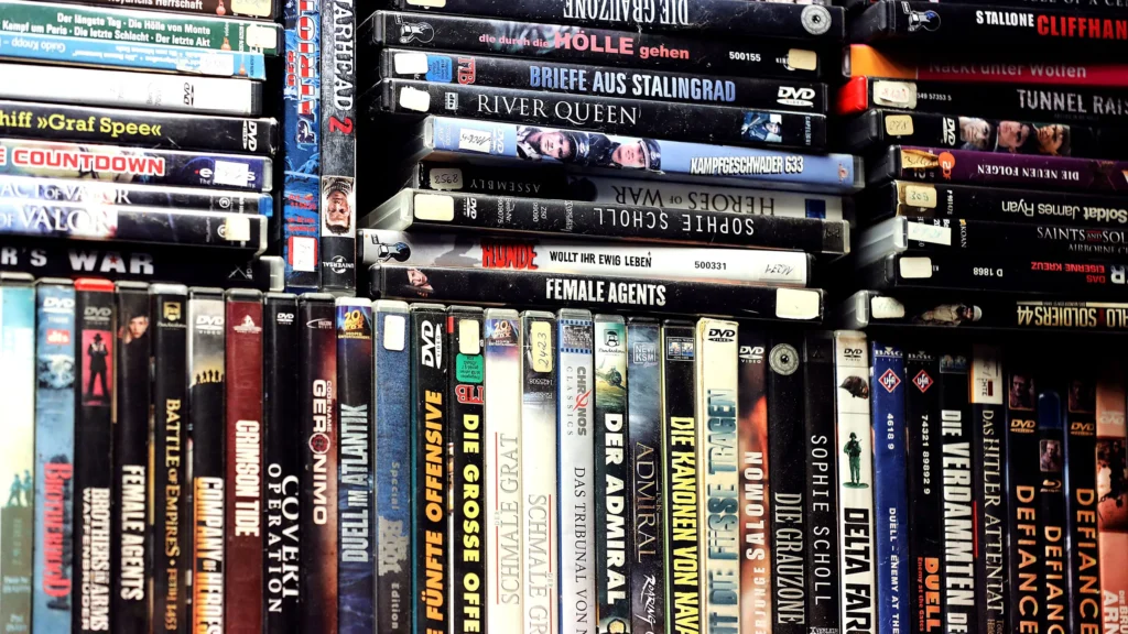 Comparación entre Blu-ray y DVD mostrando diferencias de almacenamiento, imagen y calidad de audio.