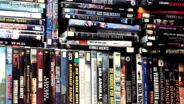 Comparación entre Blu-ray y DVD mostrando diferencias de almacenamiento, imagen y calidad de audio.