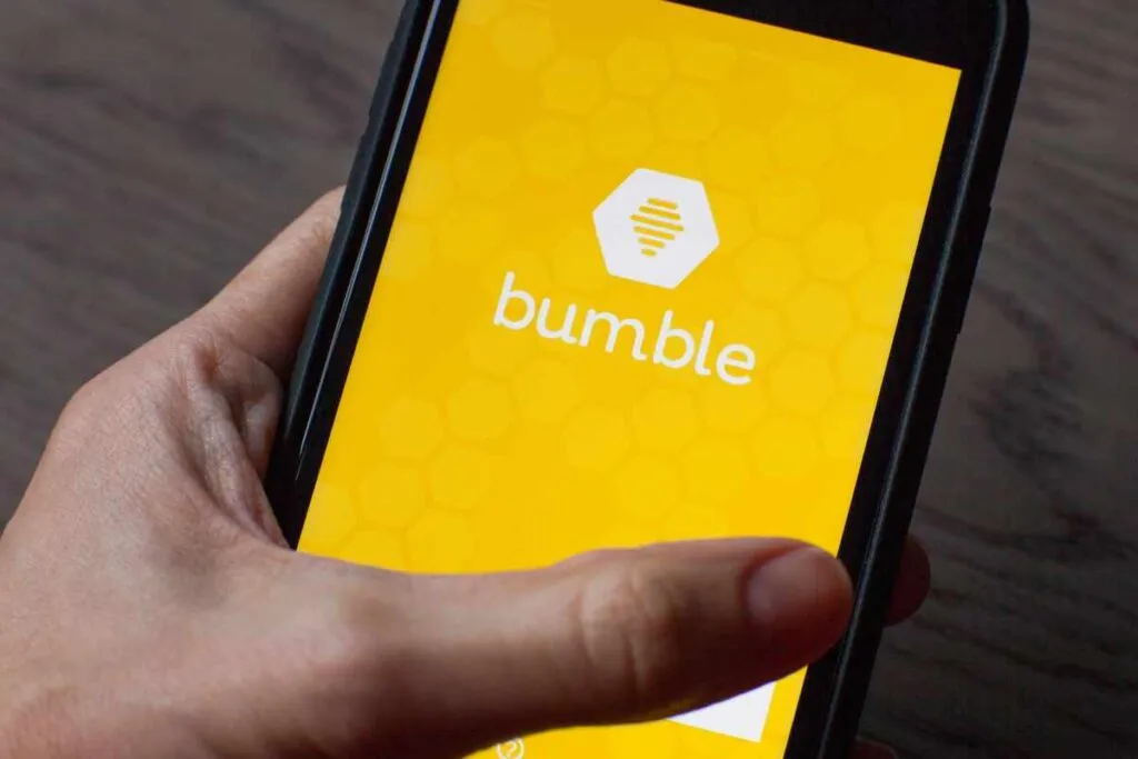 Bumble es una aplicación de citas que permite a las mujeres iniciar la conversación tras un match.