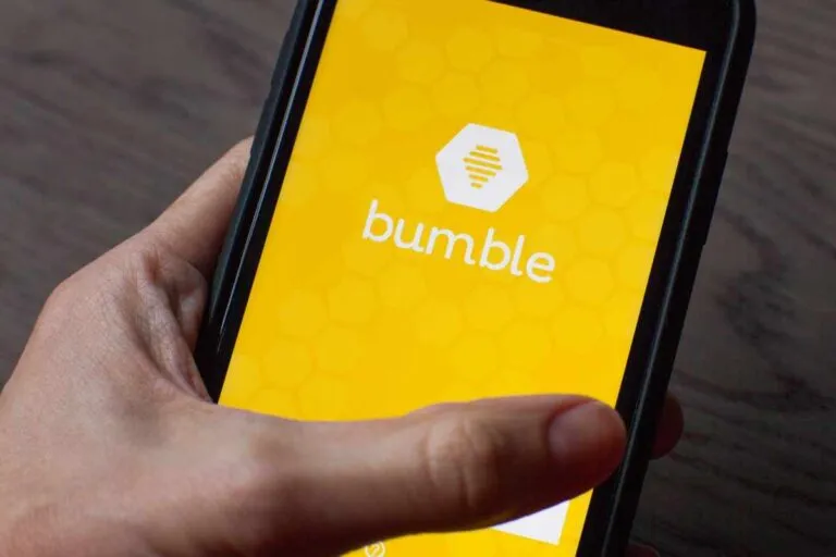 Bumble es una aplicación de citas que permite a las mujeres iniciar la conversación tras un match.