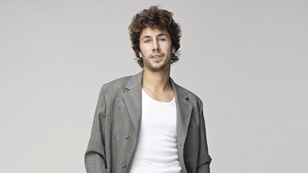 Creador de contenido, influencer, youtuber y tiktoker representados en el ecosistema digital actual.