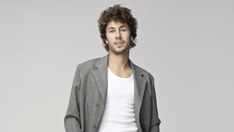 Creador de contenido, influencer, youtuber y tiktoker representados en el ecosistema digital actual.
