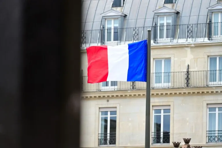 Francia aprueba una ley sobre redes sociales para menores de 15 años con nuevas medidas de verificación de edad.