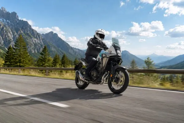 Honda NX500 incorpora tecnología E-Clutch para facilitar el manejo y mejorar la experiencia de conducción.