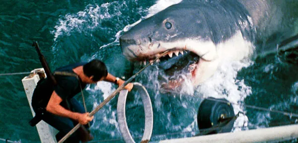 Jaws de Steven Spielberg transformó Hollywood y creó el modelo moderno de blockbuster cinematográfico.